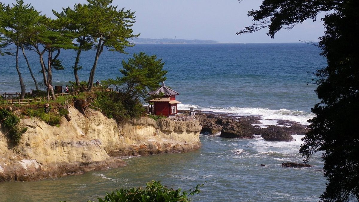 北茨城市・五浦海岸の六角堂